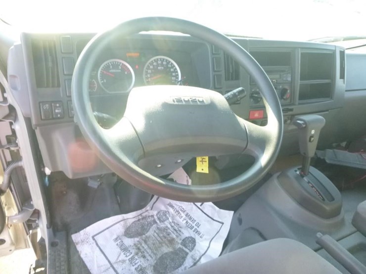 2018-isuzu-nqr-image-17