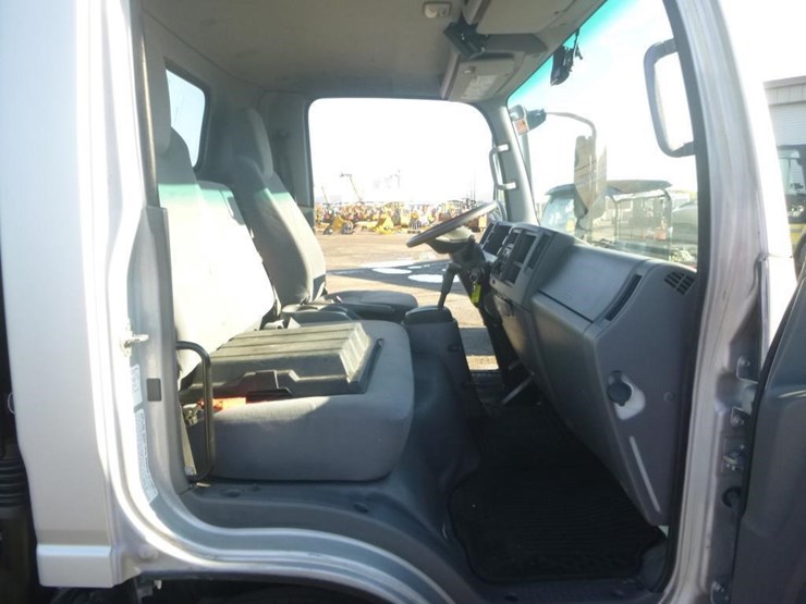 2018-isuzu-nqr-image-16