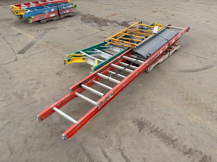 assortment-of-ladders-&-drywall-scaffolding-image-3