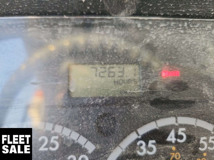 2004-freightliner-m2-106-image-19