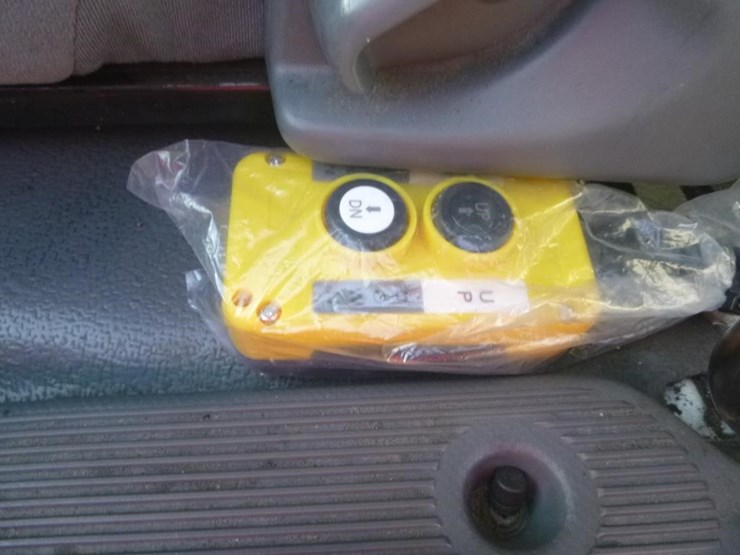 2018-isuzu-nqr-image-9