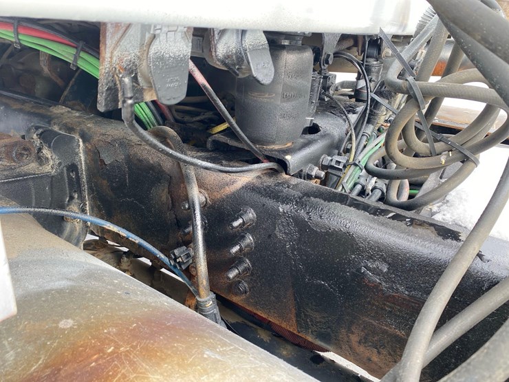 2005-sterling-at-9000-semi-tractor-image-22