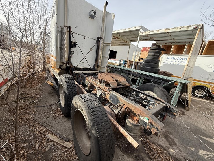 1997-freightliner-fld120-image-10