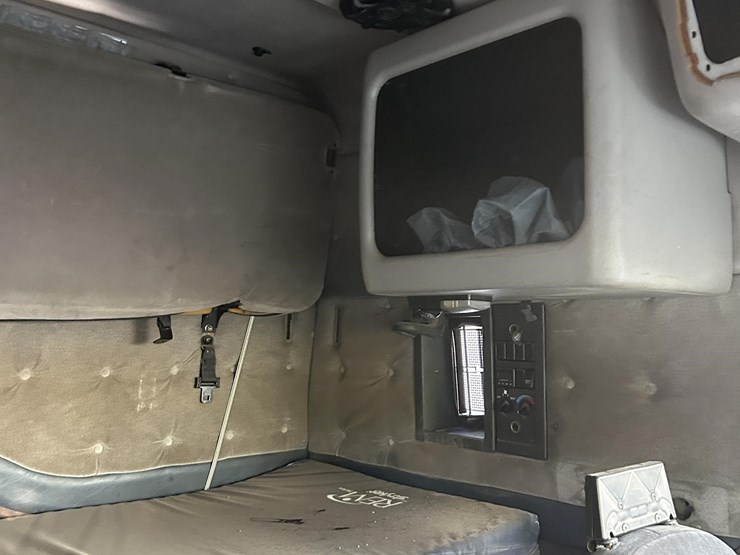 1999-volvo-vnl64t770-image-22