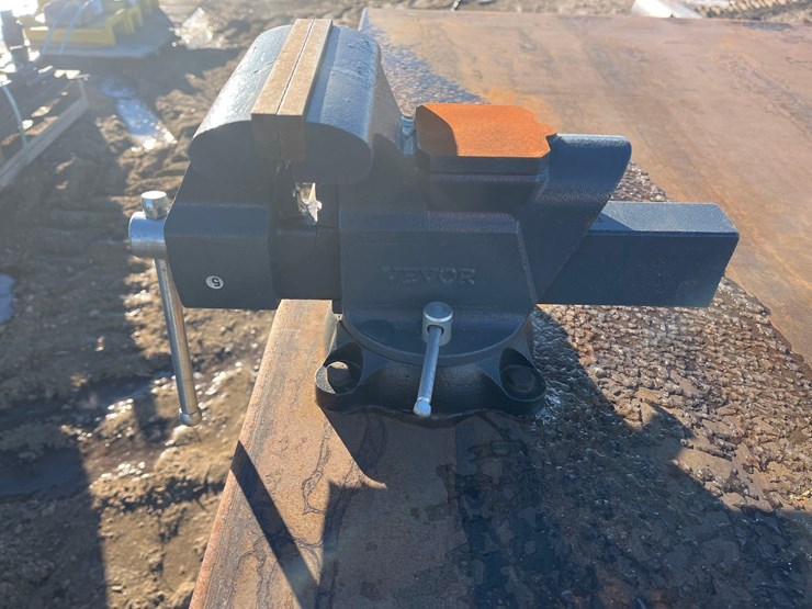 steel-table-with-vice-image-11