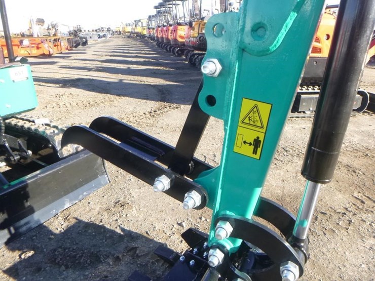 2025-agt-h15r-hydraulic-excavator-image-12