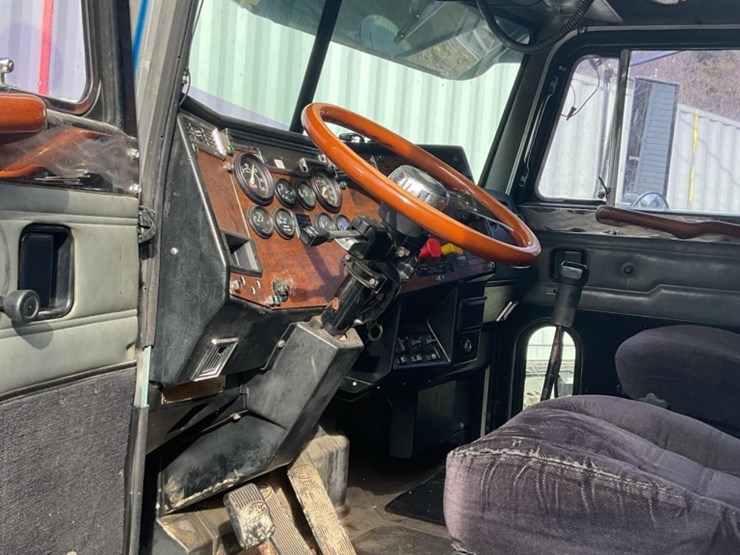 1996-peterbilt-378-image-21