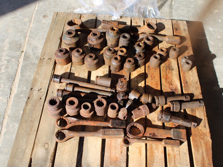 #1041-•-pallet-of-sockets,-extentions-and-hammer-wrenches-image-1