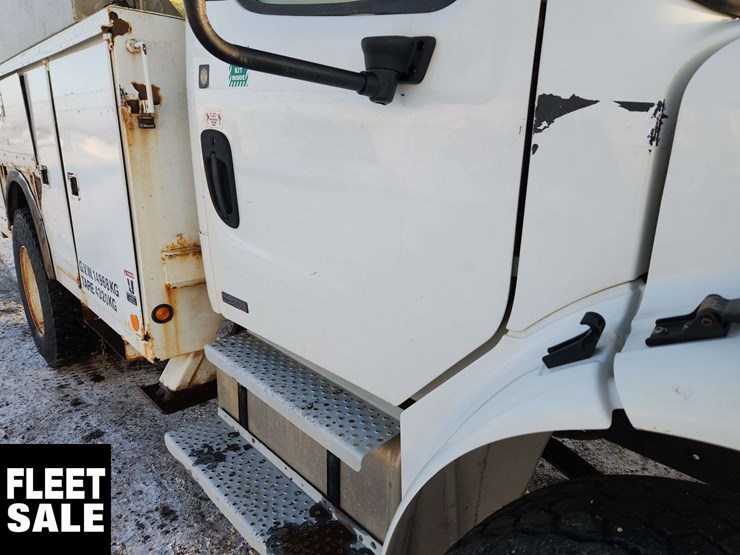 2004-freightliner-m2-106-image-41