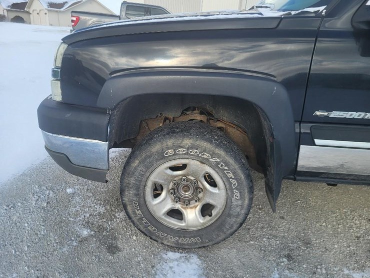 2004-chevrolet-2500hd-image-13