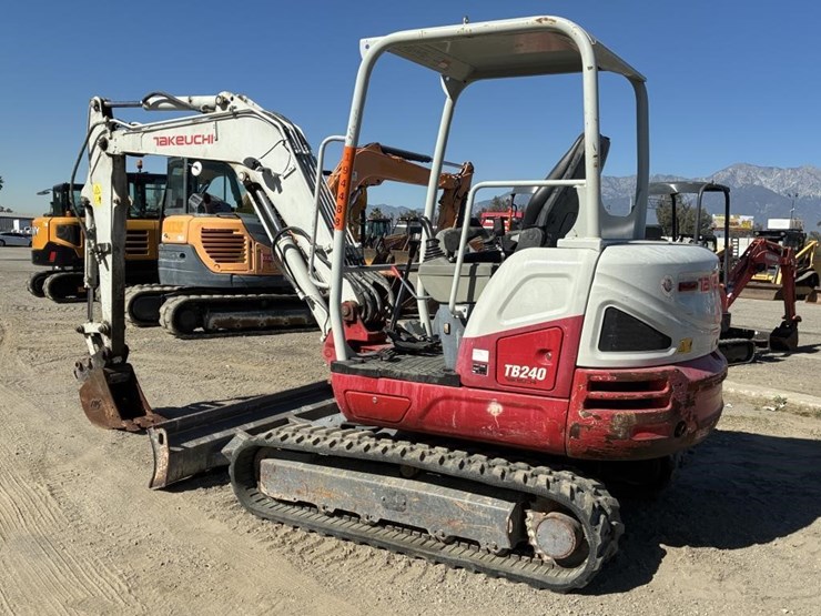 2016-takeuchi-tb240-image-4