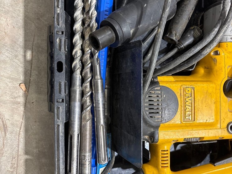 dewalt-d25650-rotary-hammer-drill-image-3