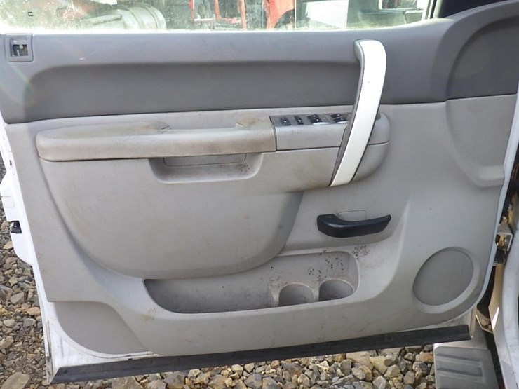 2012-chevrolet-3500-image-19