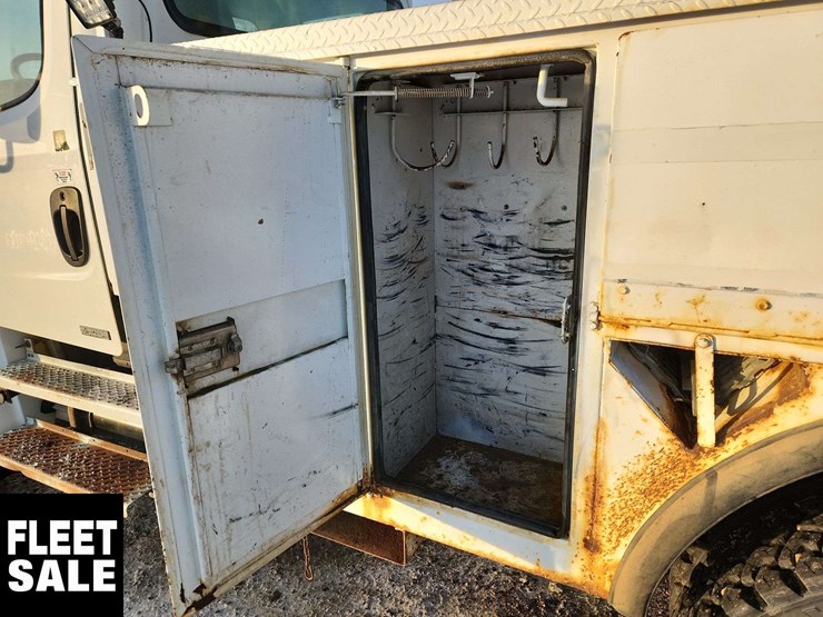 2004-freightliner-m2-106-image-25