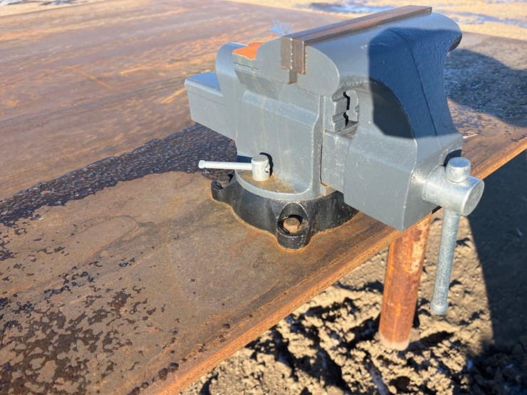 steel-table-with-vice-image-13