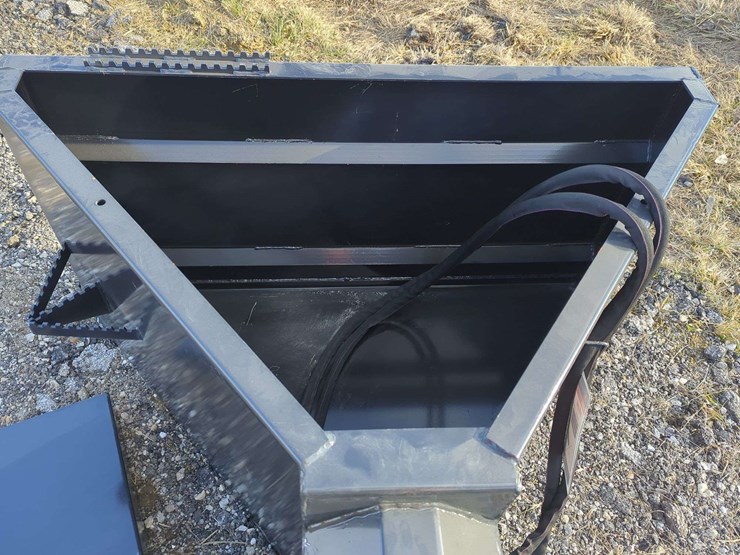 wolverine-skid-steer-148-gal-concrete-chuter-cct-11-148v-image-2