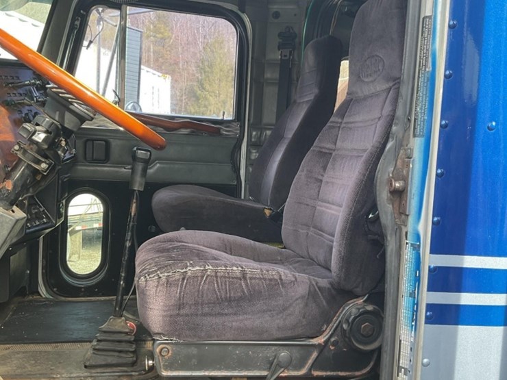 1996-peterbilt-378-image-22