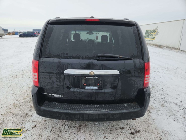 2009-chrysler-town-&-country-image-8