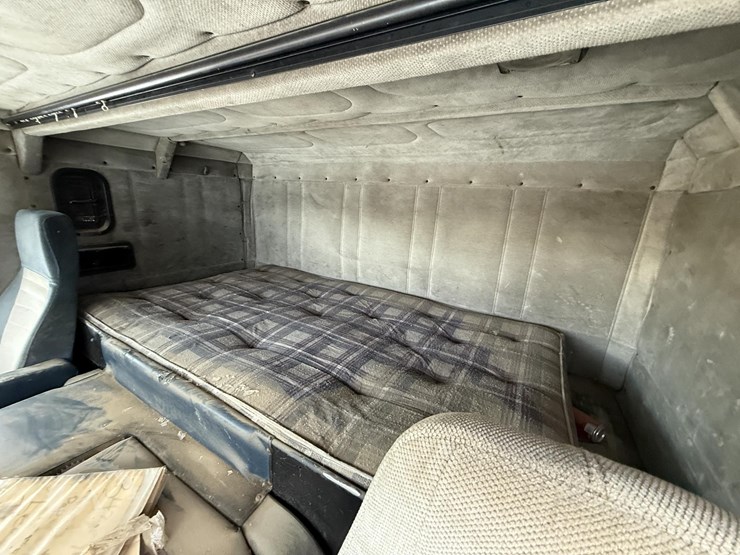 1983-freightliner-800-coe-image-21