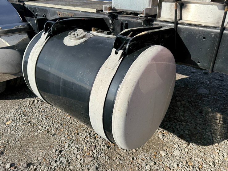 2014-peterbilt-389-image-27