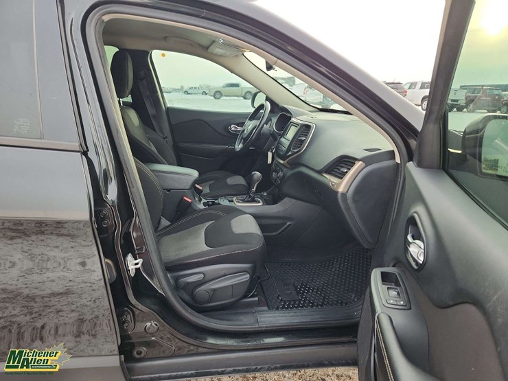 2016-jeep-cherokee-image-18