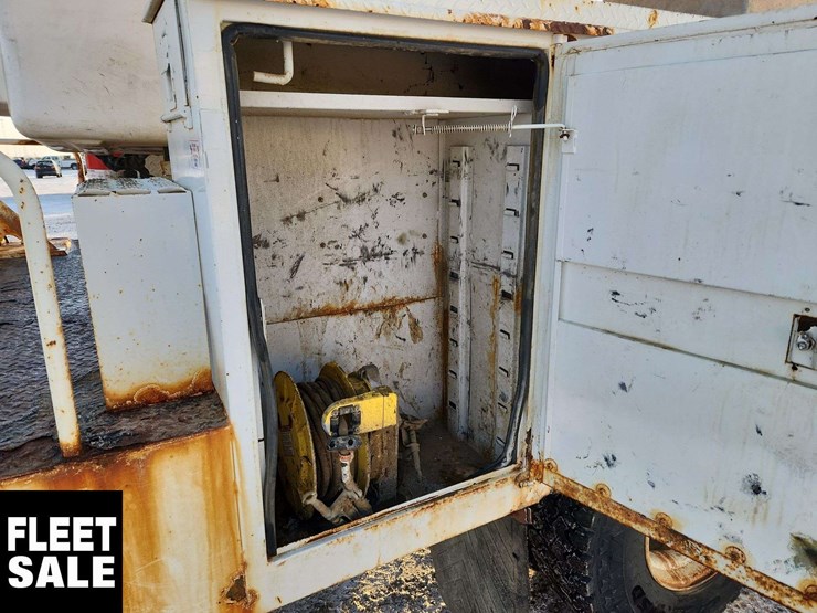 2004-freightliner-m2-106-image-28