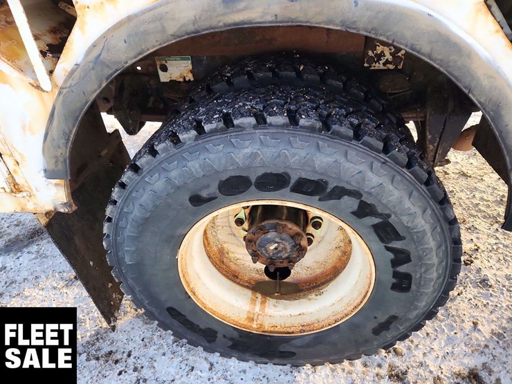 2004-freightliner-m2-106-image-12