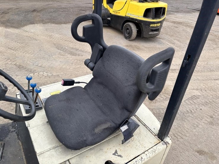 crown-303sctt-forklift-image-20