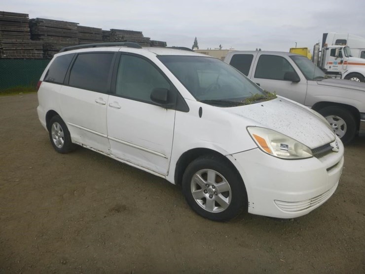 2005-toyota-sienna-image-2