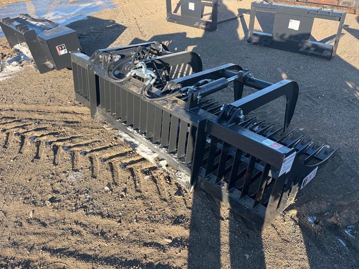 skid-steer-bucket-with-grapple-image-2