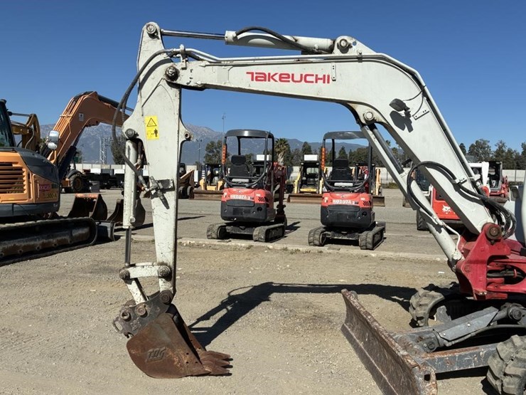 2016-takeuchi-tb240-image-5
