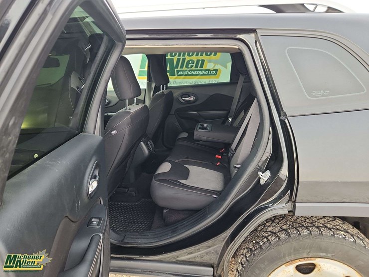 2016-jeep-cherokee-image-15