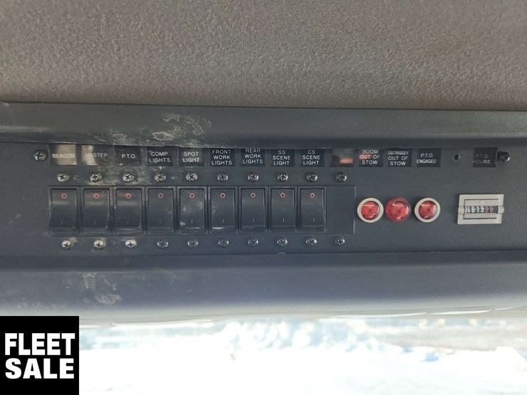 2008-freightliner-m2-106-image-25