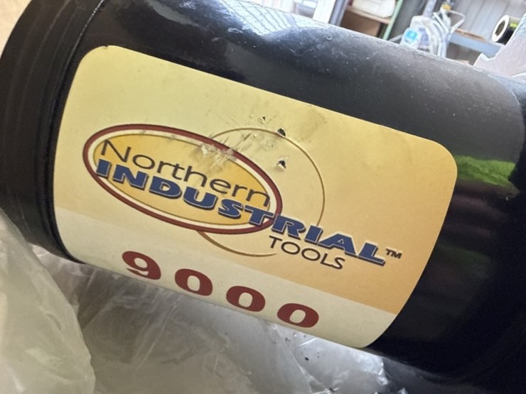 northern-industrial-9000lb-winch-image-4