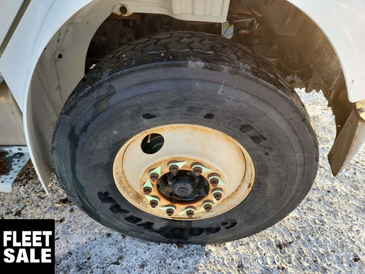 2004-freightliner-m2-106-image-11