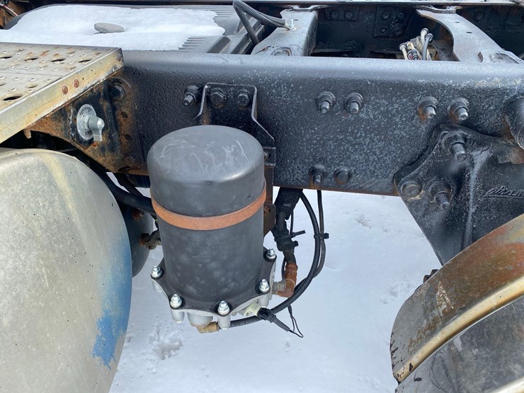 2005-sterling-at-9000-semi-tractor-image-21