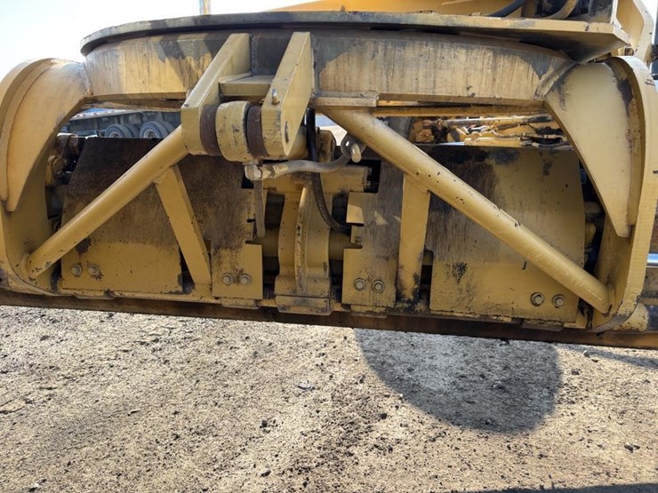 2005-caterpillar-143h-image-17