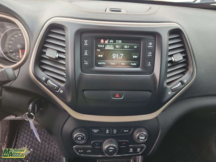 2016-jeep-cherokee-image-24