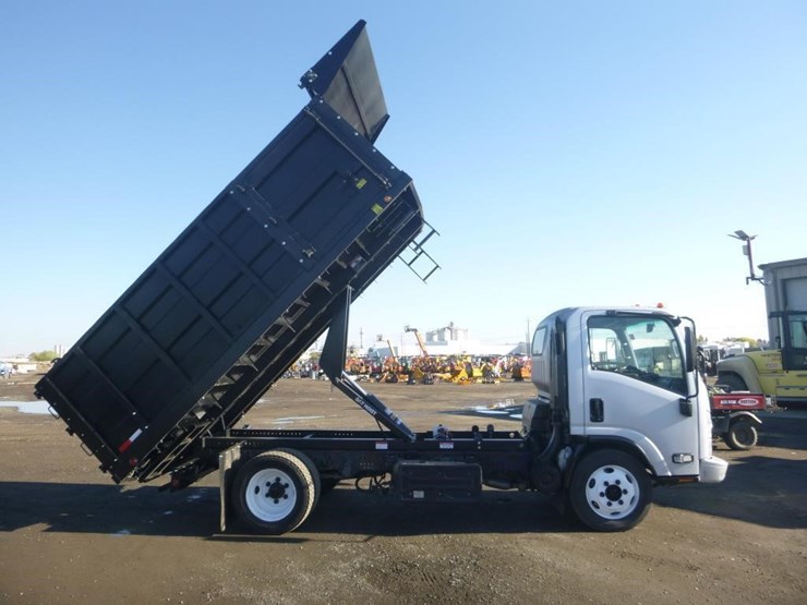 2018-isuzu-nqr-image-12