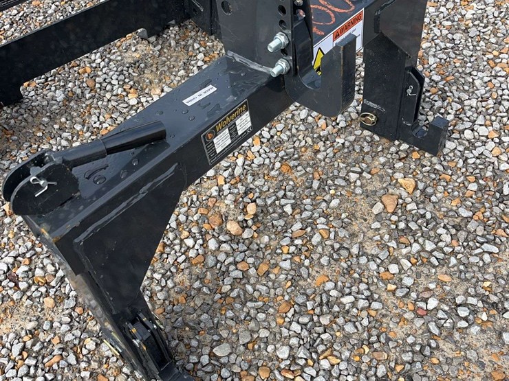 class-1-tractors-quick-hitch-image-1