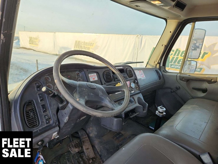 2004-freightliner-m2-106-image-16