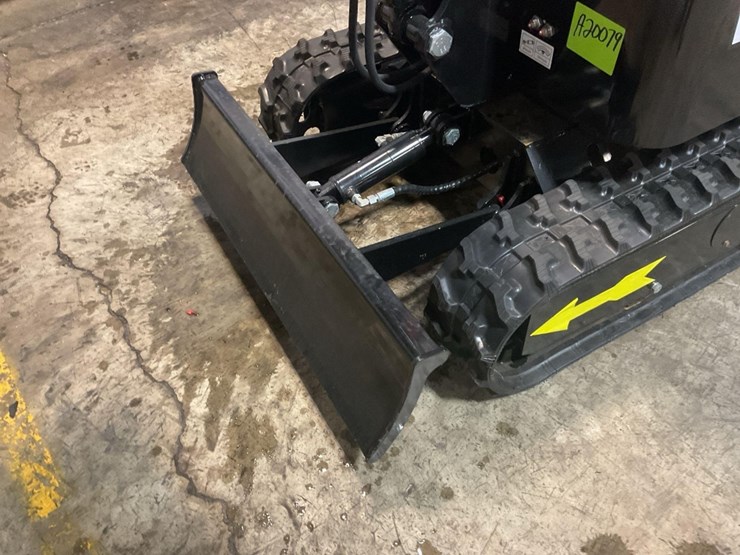 (inv.50031)-new-unused-miva-va13-mini-excavator,-13.5-gas-engine,-manual-thumb,-15"-bucket,-blade-image-3