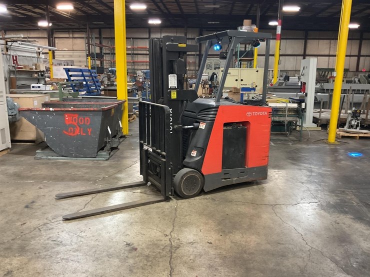 (inv.51024)-toyota-7bncu20-forklift,-4000-lbs-capacity,-2-stage-mast,-48"-forks,-side-shift,-36-v-image-1