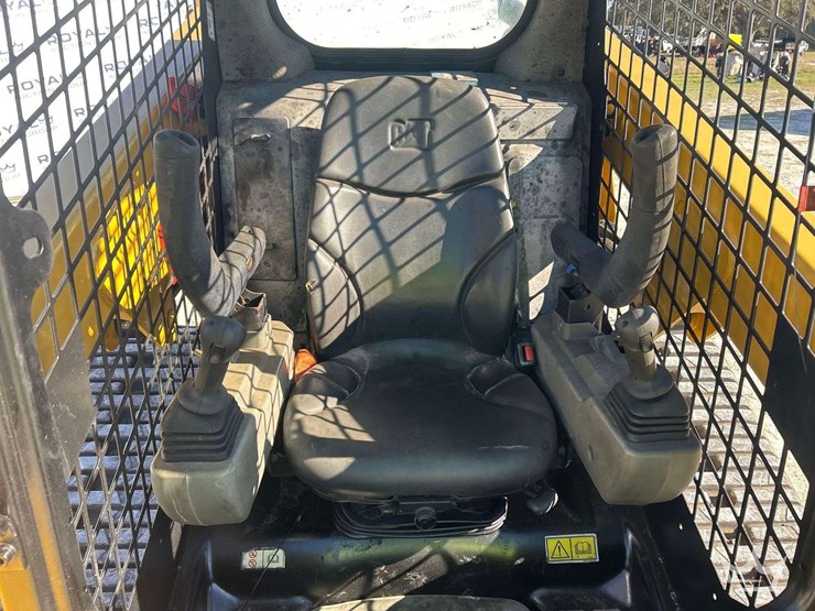 2019-caterpillar-239d3-image-10