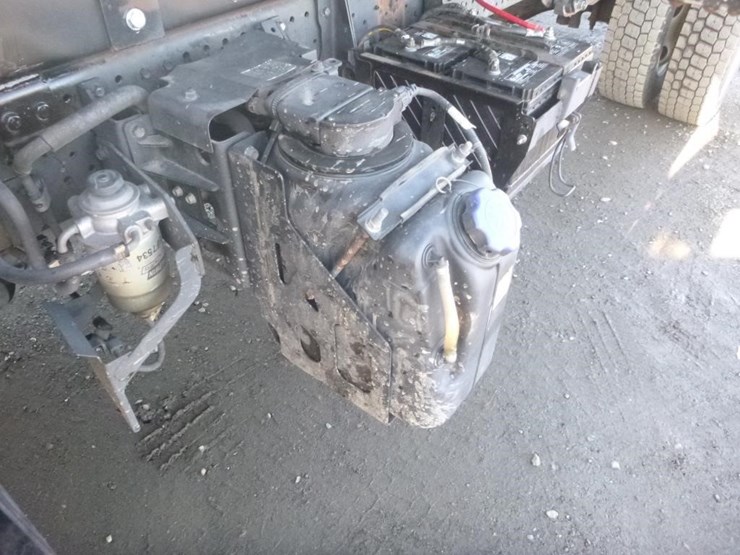 2018-isuzu-nqr-image-8