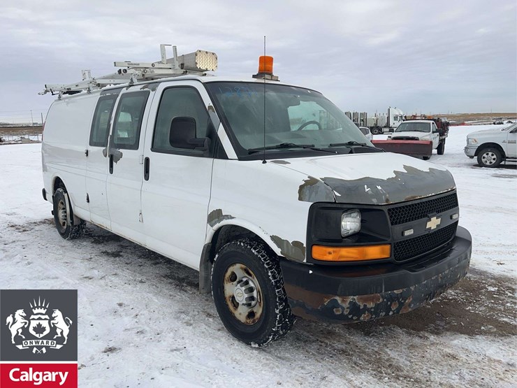 2010-chevrolet-express-3500-image-2