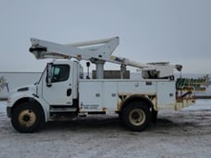 2004-freightliner-m2-106-image-5