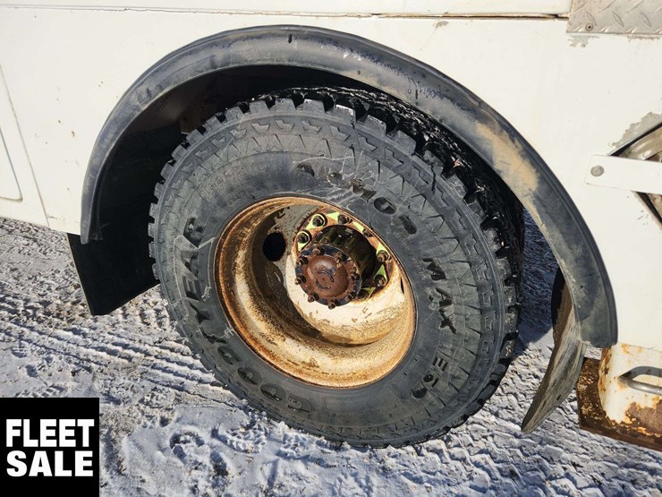 2008-freightliner-m2-106-image-11