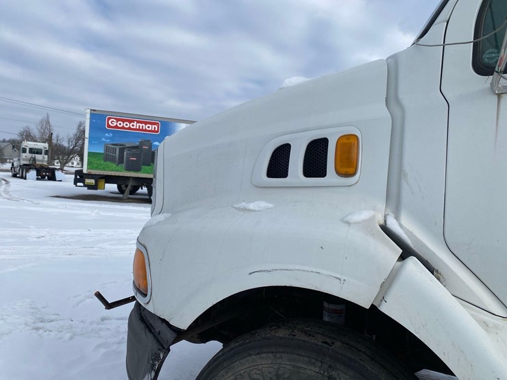 2005-sterling-at-9000-semi-tractor-image-27