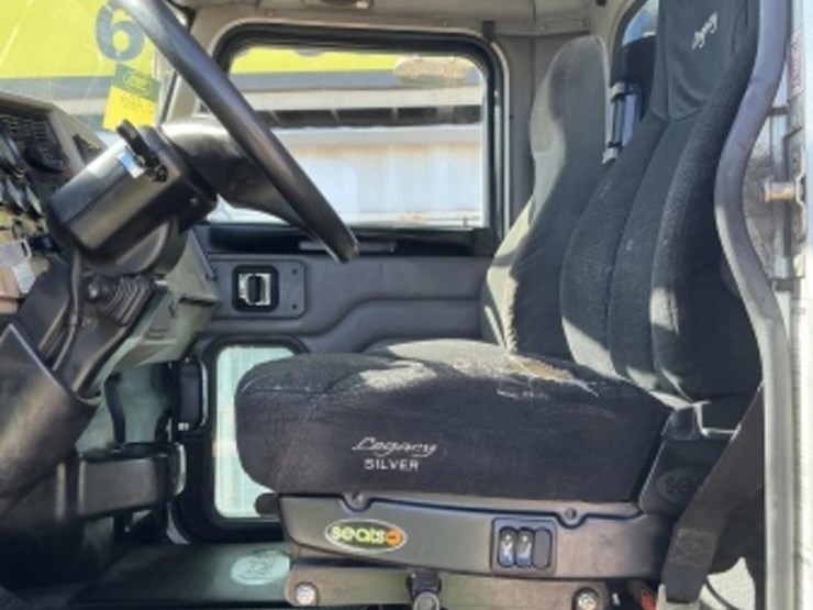 2007-peterbilt-335-image-30